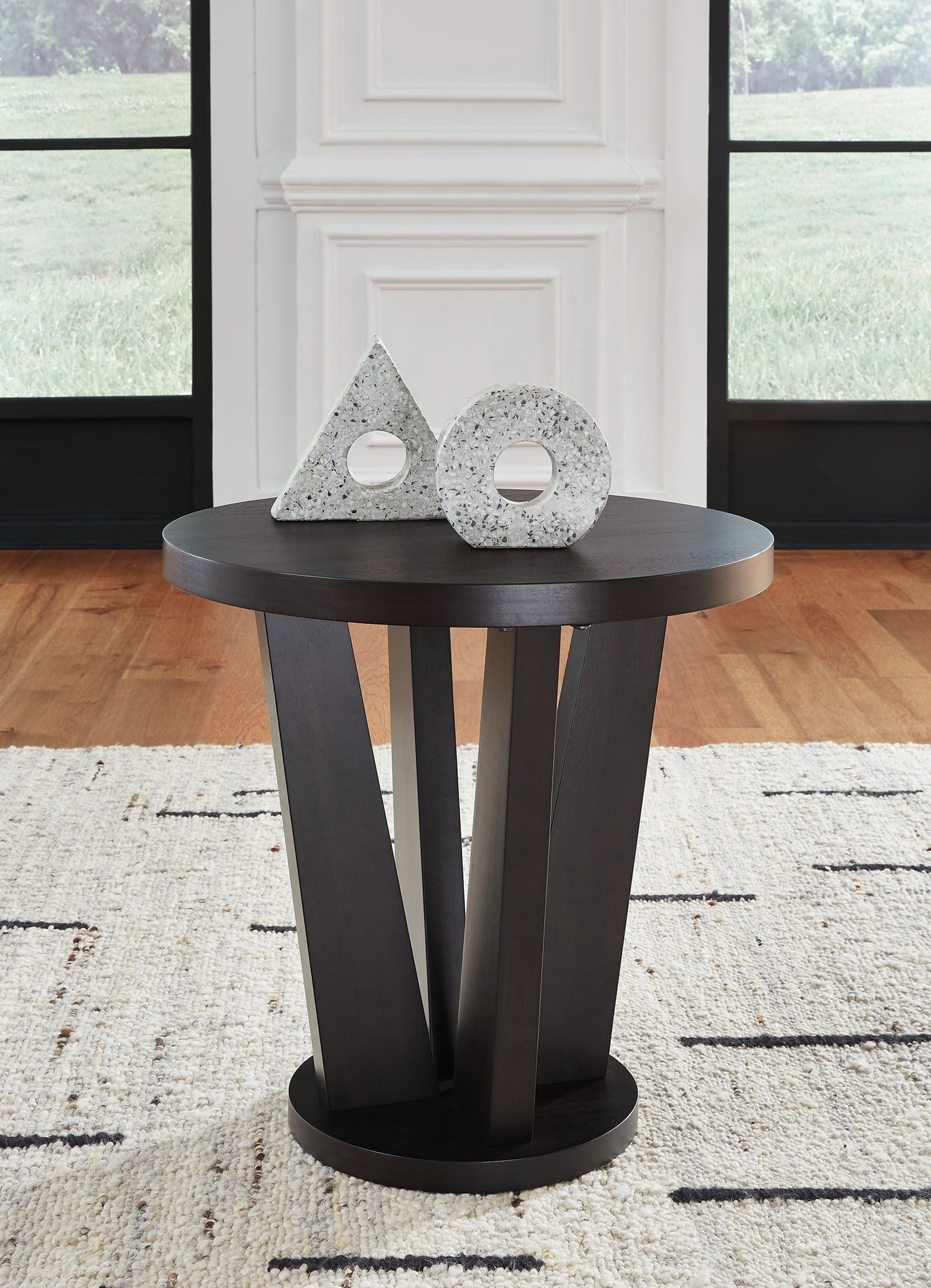 Chasinfield - Round End Table - Dark Brown